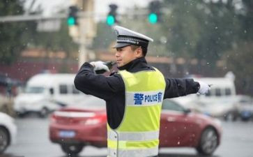 写交警的作文模板8篇